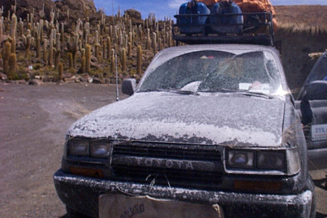 Uyuni nach Ankunft auf Isla Pescado.JPG - uyuni, unser ausflugsauto nach der halben strecke, alles bedeckt mit salz